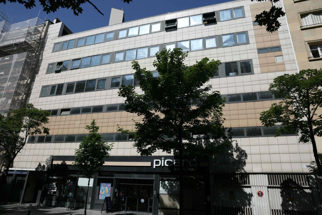 Edificio de Agrupación Nacional (RN) en París, Francia. El presidente del partido de ultraderecha, Jordan Bardella, anunció el 9 de julio que la policía estaba llevando a cabo un registro en la sede del partido. Foto 