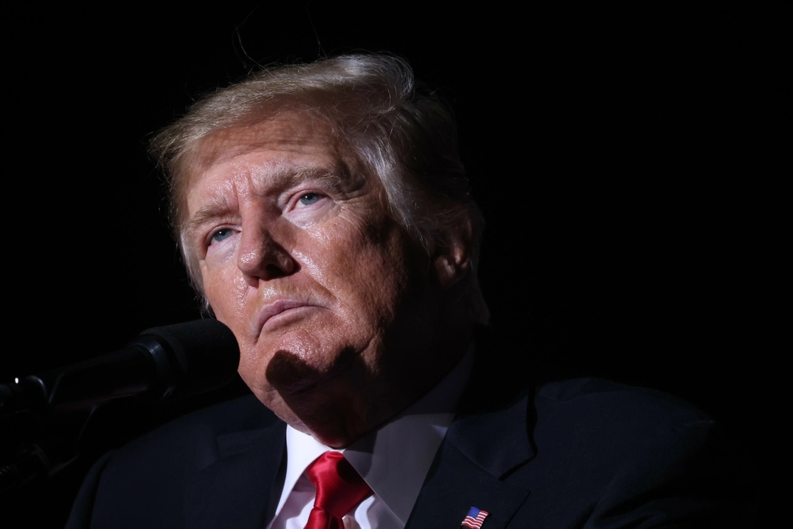 Donald Trump invocó el derecho del poder Ejecutivo de mantener información en secreto para evitar que sus ex asesores comparezcan. Foto Afp