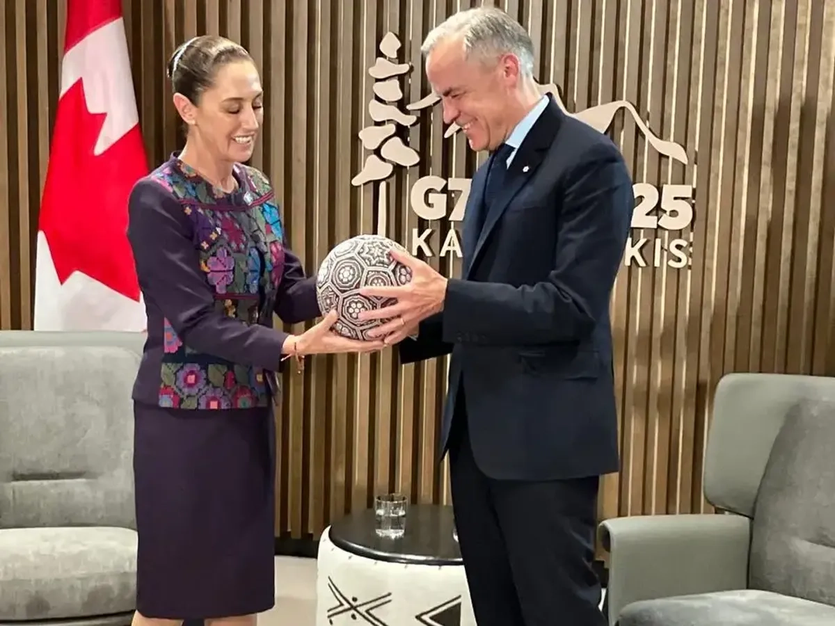 La presidenta Claudia Sheinbaum y el primer ministro de Canadá, el 17 de junio pasado, durante una reunión bilateral en el marco de la Cumbre del G-7, realizada en aquel país. 