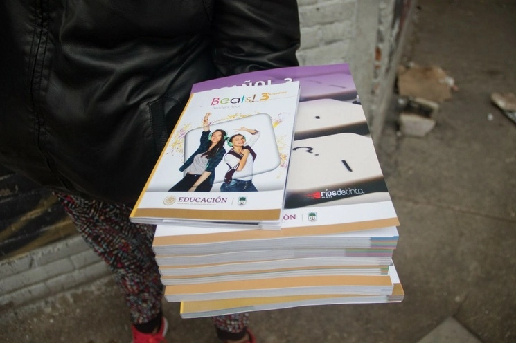 La Secretaría de Educación de Guanajuato ha almacenado dos millones de libros de texto gratuitos, mientras la SEP resuelve el tema legal con la UNPF. Foto Cuartoscuro / Archivo