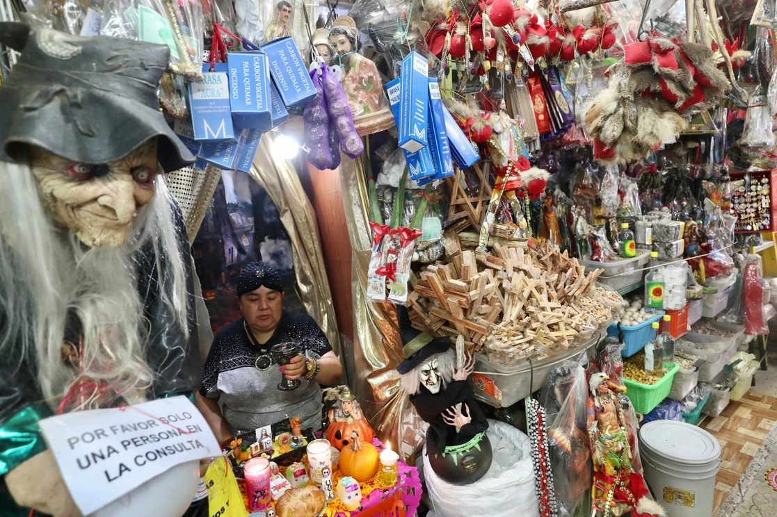 La víspera de la noche de Todos los Santos, las brujas del mercado de Sonora (imagen) preparan a las almas terrenales para recibir a las del inframundo que emergen del Mictlán desde el 28 de octubre hasta el 2 de noviembre. Foto Luis Castillo