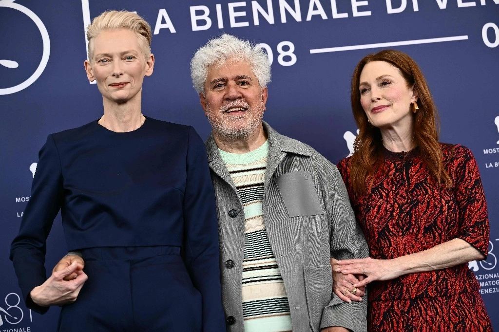 La actriz Julianne Moore (der.), el director español Pedro Almodóvar y la actriz Tilda Swinton asisten a la sesión fotográfica de la película ‘La Habitación de al Lado’, presentada en competición durante la 81a. Edición del Festival Internacional de Cine de Venecia en el Lido de Venecia, el 2 de septiembre de 2024. Foto Afp