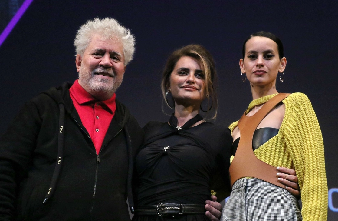 Pedro Almodóvar, Penélope Cruz y Milena Smit en el Festival de Cine de Nueva York. Foto Afp 