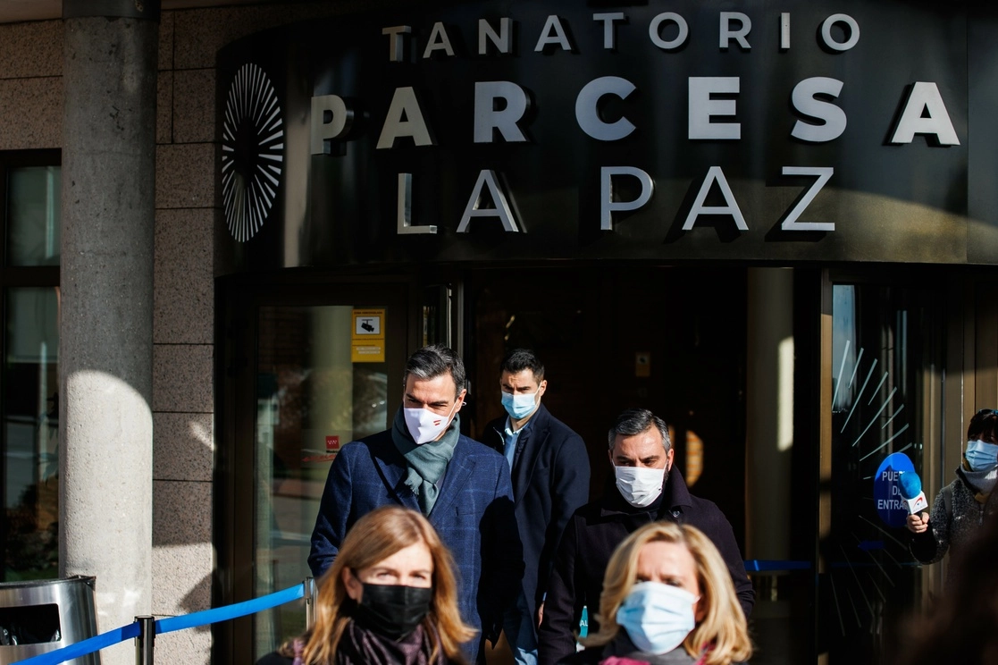 	El presidente del Gobierno, Pedro Sánchez, sale del velatorio de Almudena Grandes, en el Tanatorio La Paz, a 28 de noviembre de 2021. Foto Europa Press