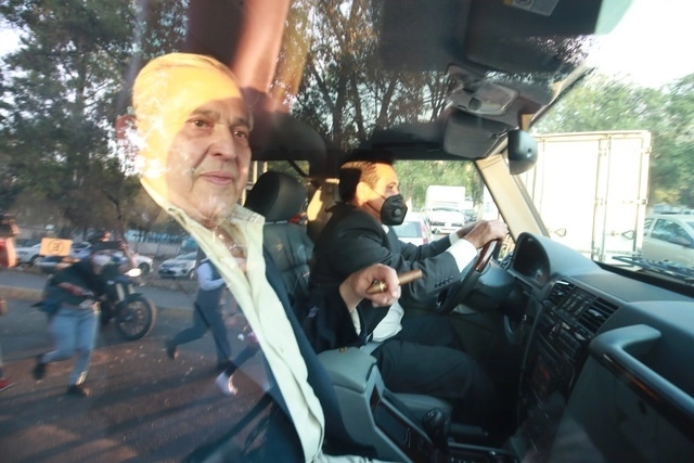 El empresario Alonso Ancira (izq) a su salida del Reclusorio Sur el pasado 19 de abril de 2021. Foto Luis Castillo
