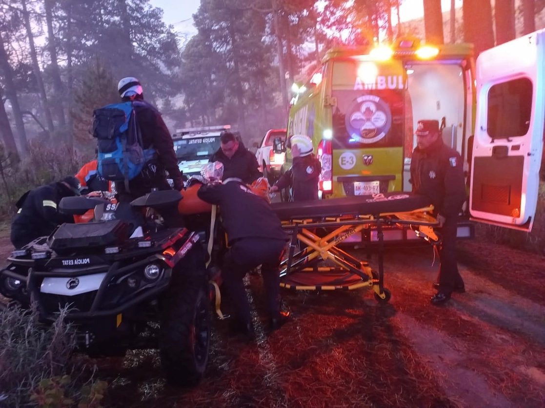 Una alpinista perdió la vida y otro más resultó herido al accidentarse cuando ascendieron a la zona de exclusión del volcán Popocatépetl. Foto ‘La Jornada’
