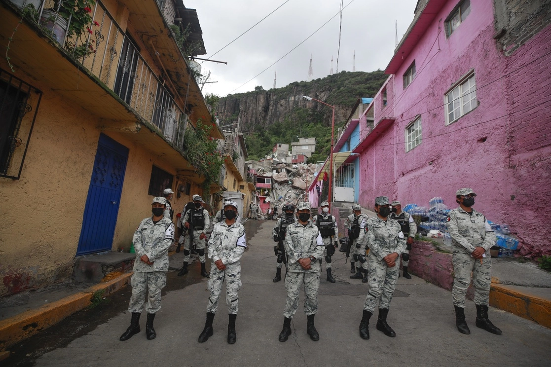 Elementos de la Guardia Nacional tras el derrumbe, hace unos días, del cerro del Chiquihuite, ubicado en el límite del municipio mexiquense de Tlalnepantla y la alcaldía Gustavo A. Madero. Foto Víctor Camacho