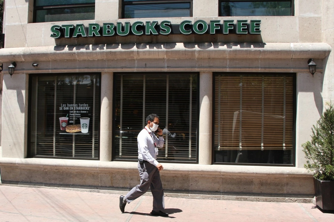 La cafetería Starbucks es uno de los establecimientos operados por la multinacional, Alsea. Foto Cuartoscuro/Archivo 