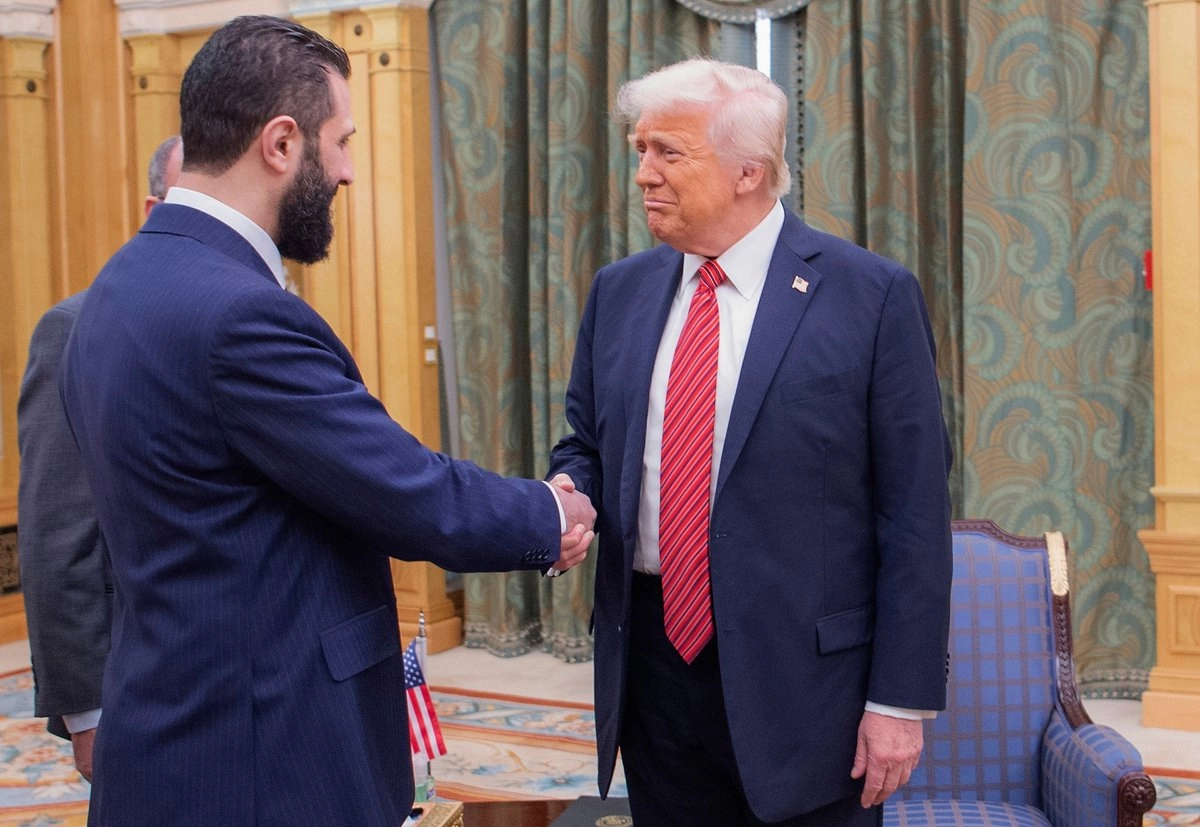 Días antes de la visita de Al-Sharaa, Trump anunció a la prensa que tomó medidas para levantar sanciones a Siria “para darles una oportunidad de luchar, y creo que (Al-Sharaa) está haciendo un muy buen trabajo hasta ahora”.