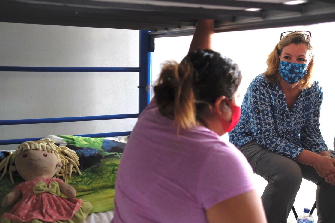 La funcionaria estuvo ayer en Tapachula, Chiapas, donde se concentra 60 por ciento de las solicitudes de asilo, y se reunió con migrantes. Imagen tomada de @KellyTClements