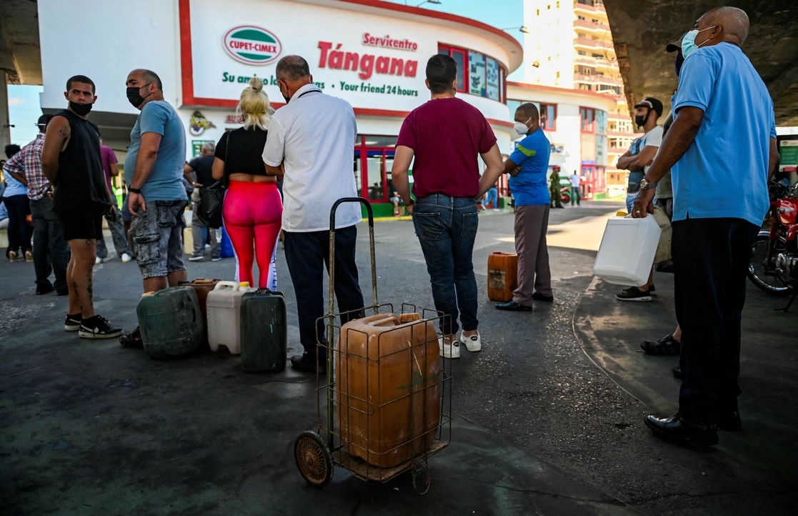 Personas hacen fila para conseguir gasolina en una estación de servicio de La Habana, Cuba. Foto Afp

