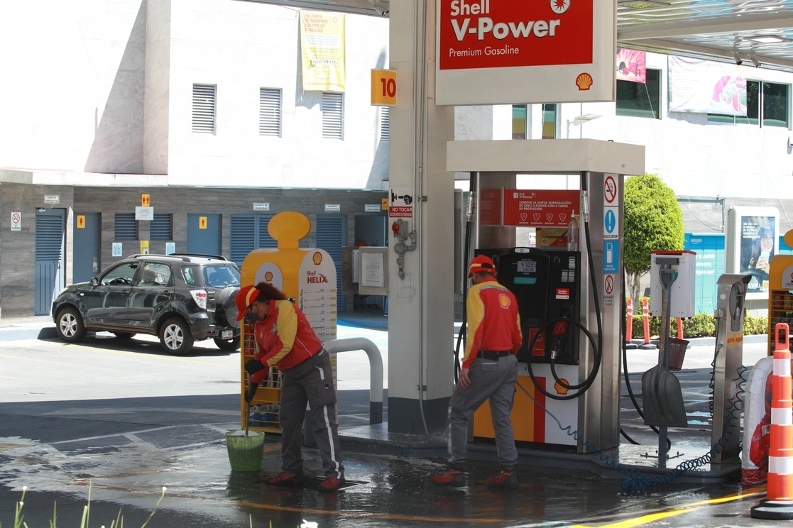 Aspectos de una gasolinera en la CDMX. Foto Alfredo Domínguez