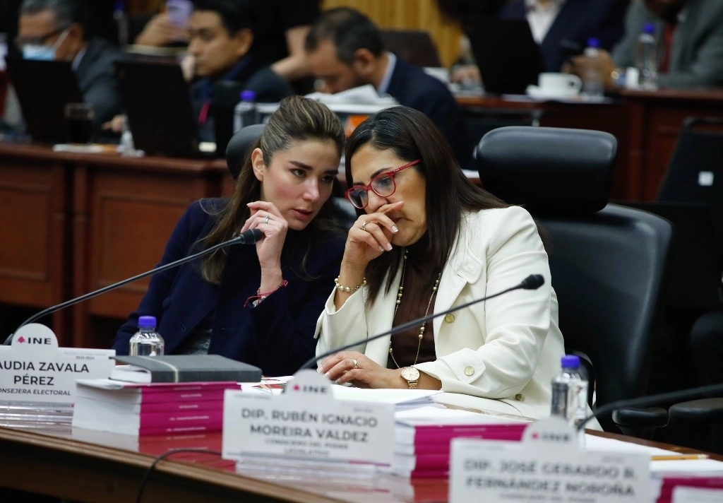 Las consejeras electorales Dania Paola Ravel y Claudia Zavala, durante una sesión del INE. Foto Cristina Rodríguez / Archivo 