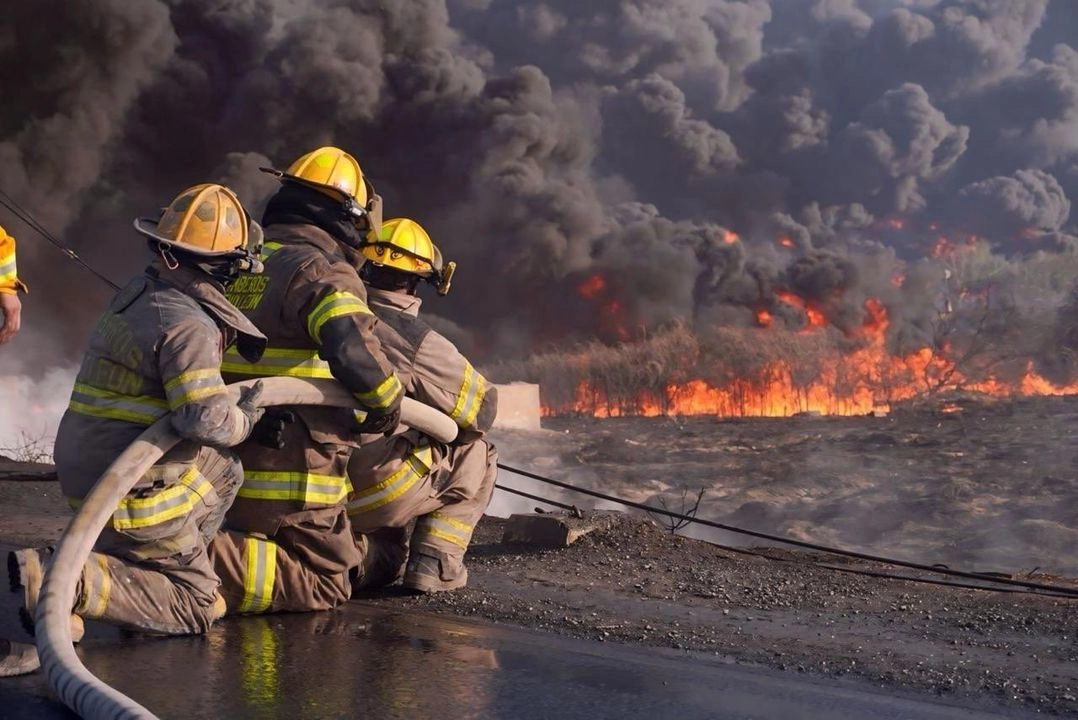Bomberos de NL combaten un incendio forestal. Foto