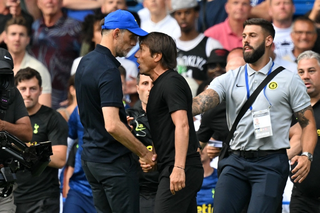Tenso saludo final entre el entrenador del Tottenham, Antonio Conte y el estratega del Chelsea, Thomas Tuchel. Foto Afp