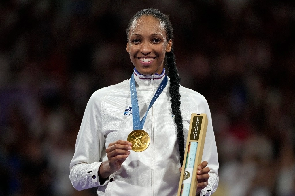 Althea Laurin con su medalla olímpica. Foto Ap