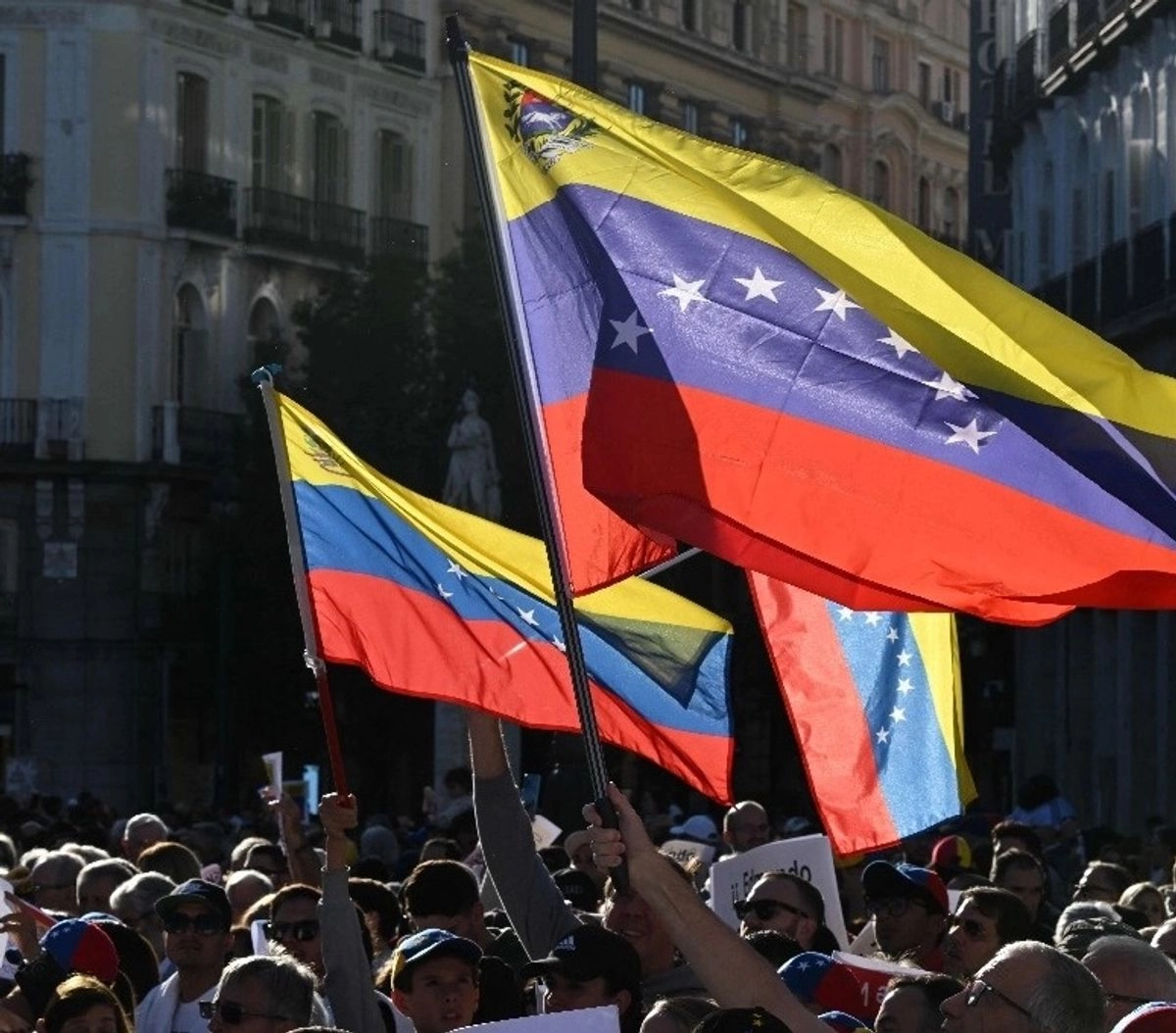 Persona sujetan banderas de Venezuela en imagen de archivo. Foto 

