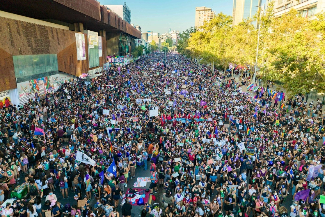Mujeres ayer en las calles del centro de Santiago. Las 14 ministras que integrarán el gabinete del futuro presidente chileno, Gabriel Boric, anunciaron un proyecto por el derecho a la vida libre de violencia. Foto Afp