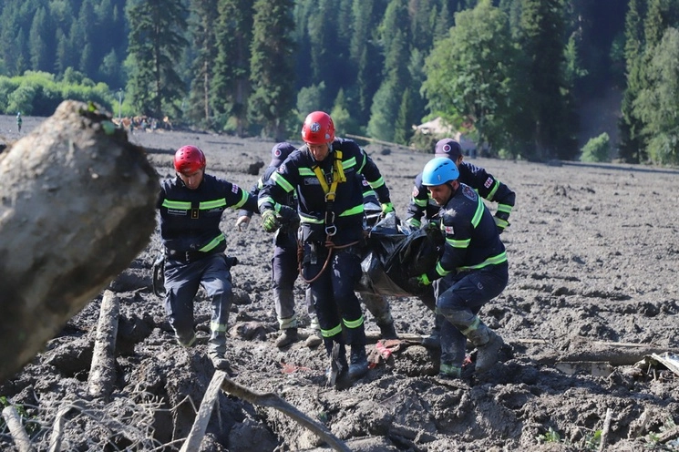Rescatistas realizan tareas de búsqueda luego del alud que impactó un complejo turístico en Shovi, Georgia. Foto Ap