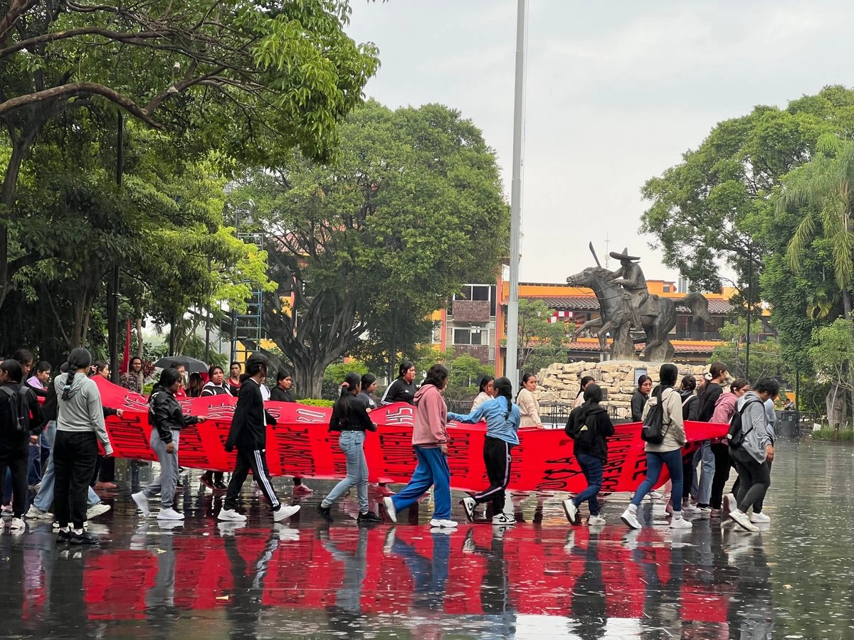 Alumnas de la normal rural Emiliano Zapata de Amilcingo, Morelos, exigieron al director del Instituto de Educación Básica del Estado de Morelos, Raúl Aguirre Espitia, destituir a cinco maestros del plantel educativo a quienes señalan de corrupción contra las jovenes y contra la institucuión. Foto  
