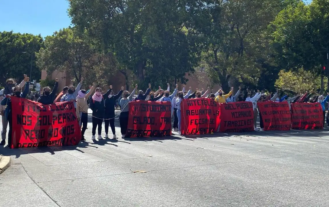 studiantes de la Normal Rural Carmen Serdán se manifestaron en la ciudad de Puebla para que las autoridades de Educación atiendan sus demandas, pues desde febrero no les entregan recursos para sus necesidades básicas, como agua y alimentos. 