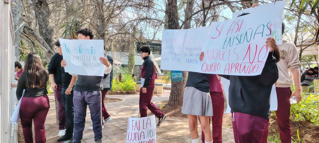 Como parte de las acciones iniciales, el docente señalado ha sido separado de sus funciones, con el propósito de permitir el desarrollo de la investigación correspondiente en coordinación con la Consejería Jurídica del Gobierno del Estado y la Fiscalía General, y con ello, asegurar un entorno seguro para la comunidad estudiantil.

