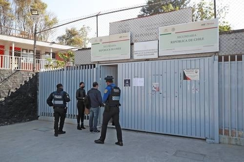 Un alumno resultó herido cuando manipulaba una pistola en la clase de laboratorio en la Escuela Secundaria Diurna 79 República de Chile, ubicada en Iztapalapa. Foto Alfredo Domínguez