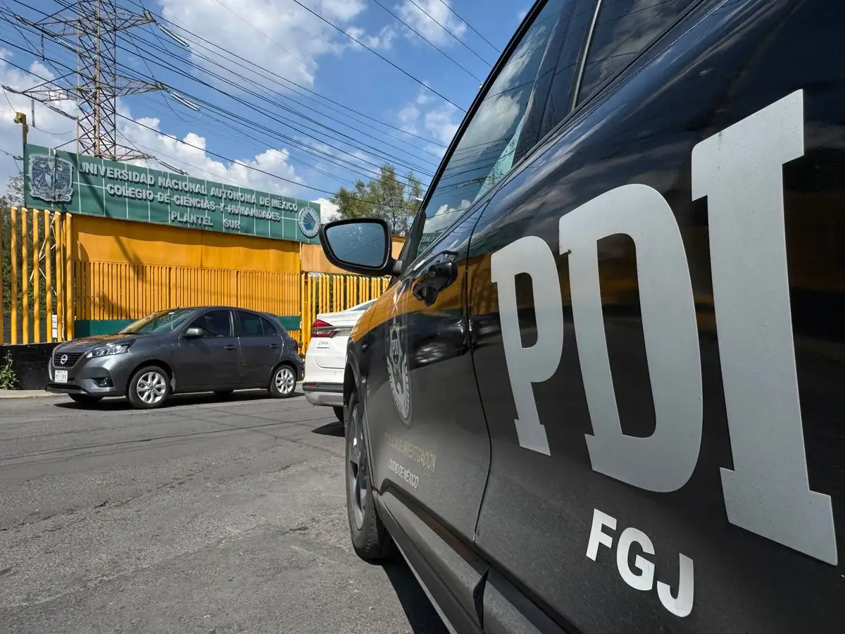 El agresor continuó su huida y, al ver que le daban seguimiento, subió a un edificio y se lanzó, motivo por el cual resultó con fracturas en ambas piernas y fue trasladado a un hospital. 