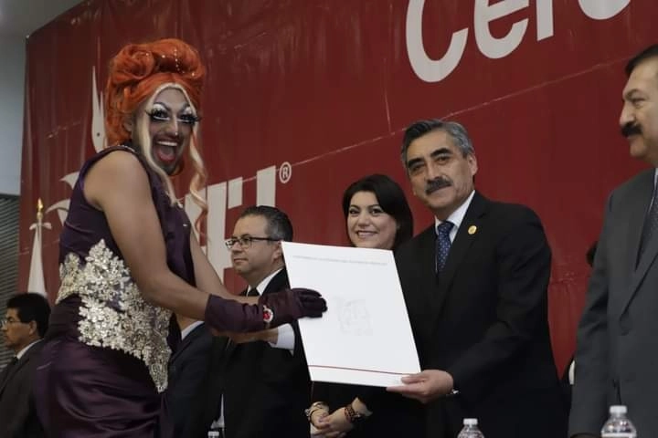 Sergio Fernández recibe su título universitario de manos del rector. Imagen del facebook del alumno de arte dramático