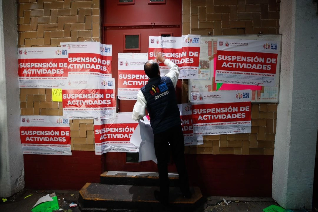 Trabajadores del Invea colocan sellos de suspension de actividades en la fachada de la Academia militarizada Ollin Cuauhtemoc, ubicada en la calle Dr. Mariano Azuela 181, en la colonia Santa Maria la Rivera, en CDMX, 28 de abril de 2025. Foto