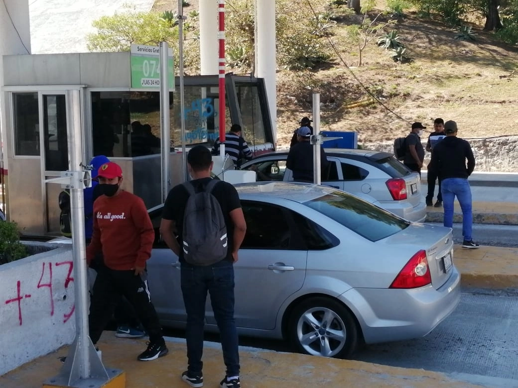 Los estudiantes de Ayotzinapa cobraron  50 pesos a los automovilistas. Foto La Jornada