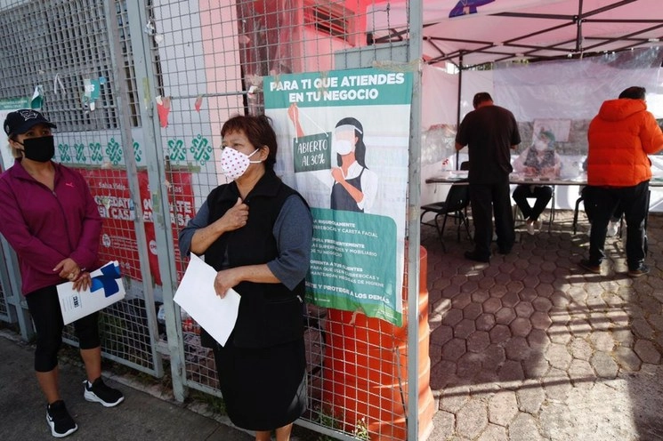 Personal de Salud realiza pruebas de detección de Covid-19 en la alcaldía Álvaro Obregón, Ciudad de México. Foto Cristina Rodríguez