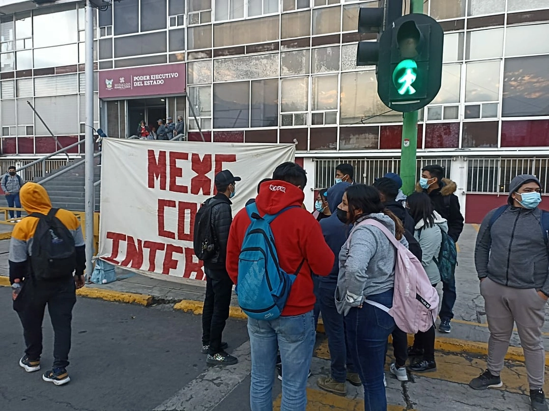 Los alumnos temen que sea una estrategia del gobierno para hacer que tanto profesores como alumnos busquen otras escuelas y se cierre la normal. Foto Ricardo Montoya
