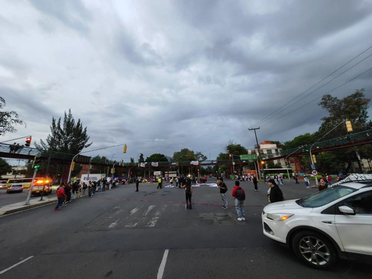 Alumnos durante la protesta en la avenida Instituto Politécnico Nacional. Foto tomada de la cuenta de X 