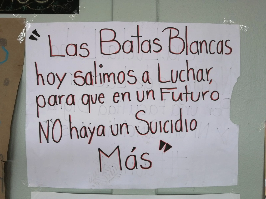 Alumnos exhibieron en diversos carteles sus demandas. Foto Fernando Camacho
