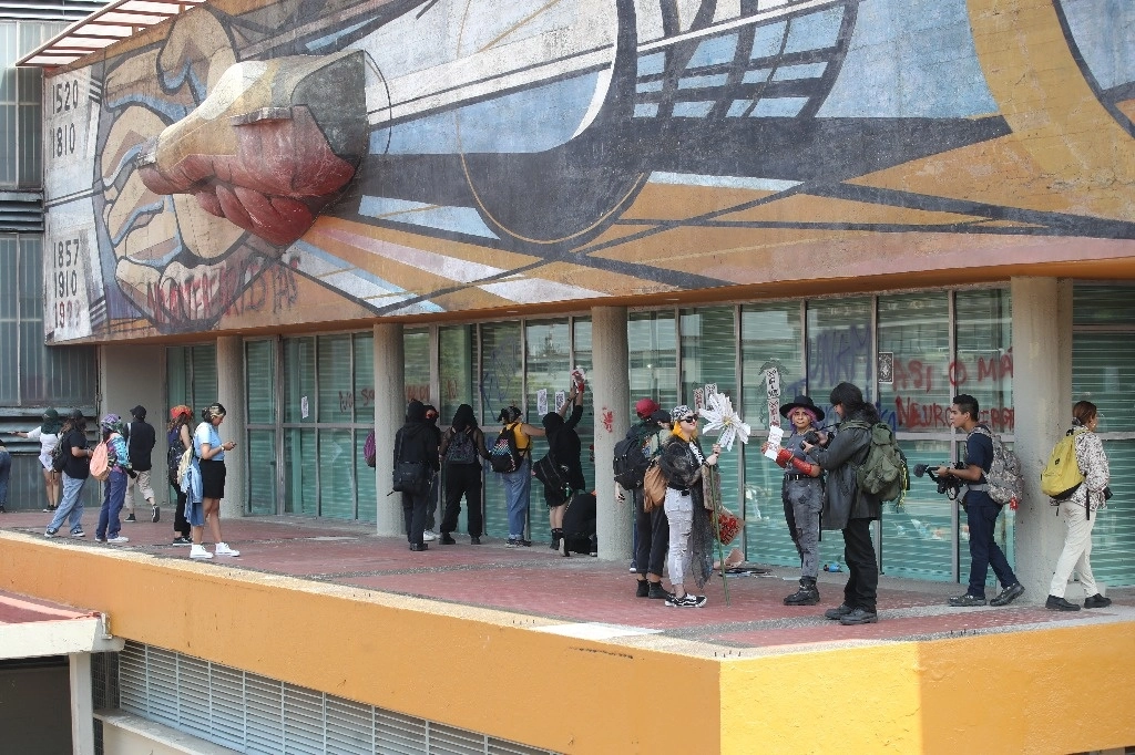 Alumnos de la FAD durante la protesta en Torre de Rectoría de la UNAM. Foto Yazmín Ortega
