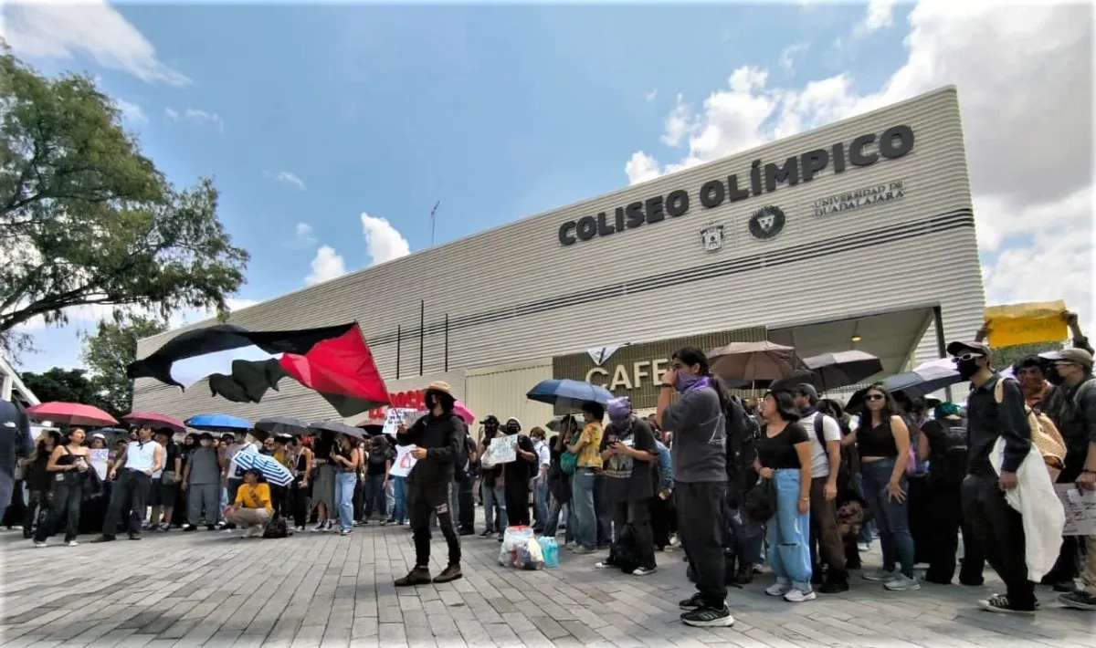 Cientos de alumnos de la UdeG realizaron ayer su primera asamblea afuera de la estación del tren ligero Centro Universitario de Ciencias Exactas e Ingenierías, debido a que no se les permitió el paso a dicho campus. Foto 