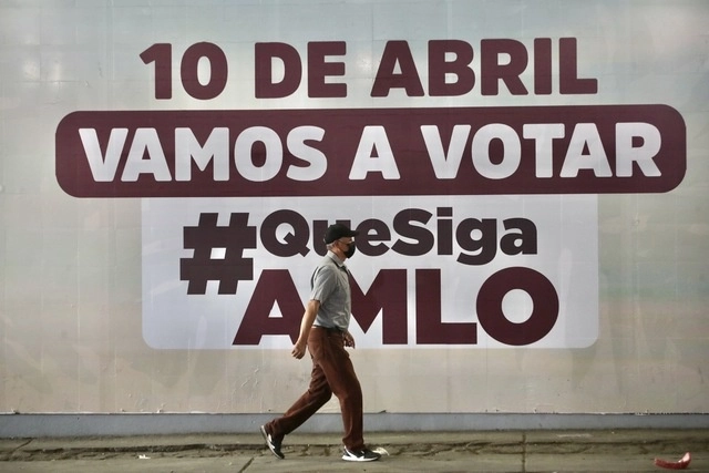 Propaganda sobre la revocación de mandato. Foto Luis Castillo