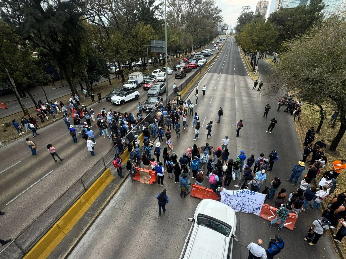 Estudiantes de la UPN durante el bloqueo en Av. Río Churubusco. Foto 