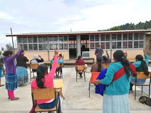 En la primaria bilingüe Adolfo López Mateos, ubicada en el poblado indígena de Mexcaltepec, municipio de Chilapa, Guerrero, el director Antonio Aranda no logró sintonizar en un viejo televisor el programa ‘Aprende en casa II’, que puso en marcha la Secretaría de Educación Pública. Foto Sergio Ocampo
