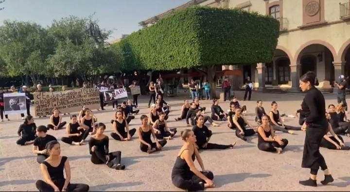 Presentación de alumnos del Cenadac Querétaro en apoyo a trabajadores y maestros del centro que se encuentran en paro de labores por falta de pago de salarios. Foto ‘La Jornada’
