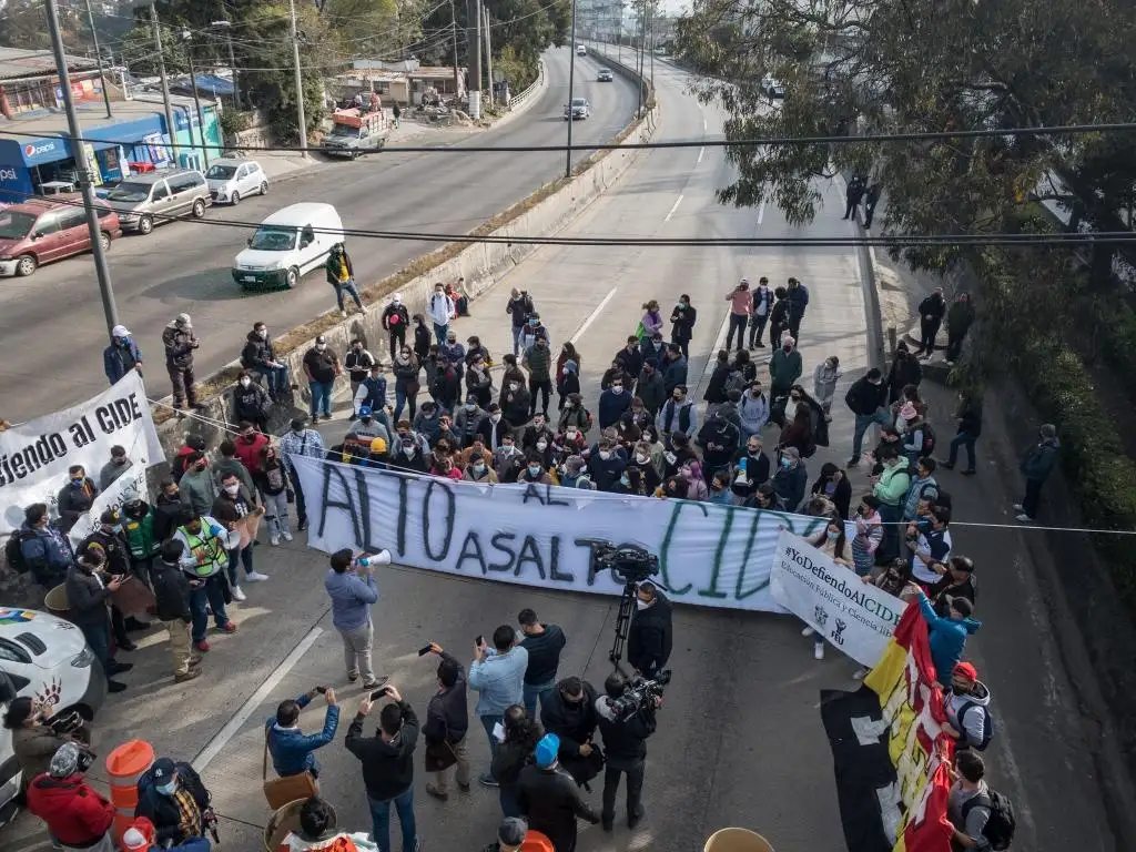 La comunidad estudiantil y académica del CIDE realizan un bloqueo sobre la carretera México-Toluca, en dirección a la Ciudad de México, frente a las instalaciones de la institución, el 24 de enero de 2022. Foto Pablo Ramos



