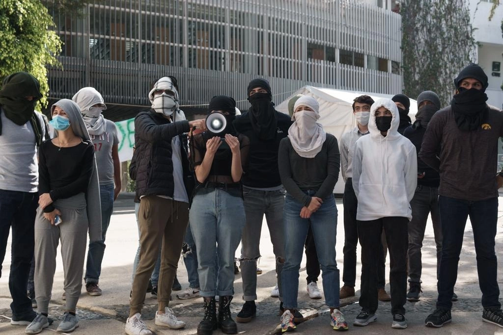 Estudiantes mantienen tomadas las instalaciones del CIDE. Foto Pablo Ramos