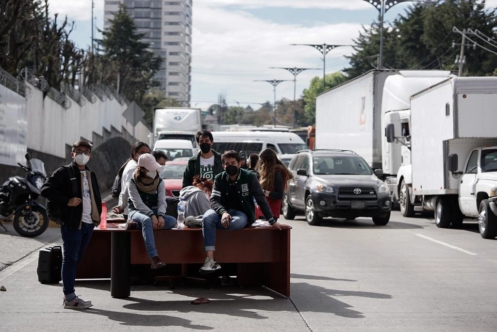 Estudiantes del CIDE permanecen con el bloqueo en la carretera México-Toluca. El bloqueo lleva más de seis horas. Foto Pablo Ramos