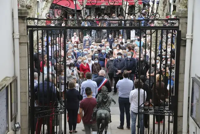 Residentes de Saint-Jean-de-Luz, en Francia, guardaron un minuto de silencio por el profesor Samuel Paty, decapitado por un adolescente checheno. Foto Ap