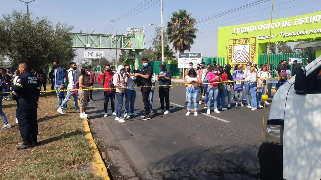 Alumnos del Tecnológico de Estudios Superiores de Ecatepec bloquearon hoy la avenida Central para denunciar el acoso sexual que han sufrido varias estudiantes por parte de un profesor. Foto ‘La Jornada’
