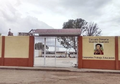 Lucila Torres Bustos, amenazada por un grupo de mujeres católicas de la comunidad Las Coloradas, a quien pretenden desalojar de la Casa del Maestro para construir una nueva iglesia. Foto La Jornada
