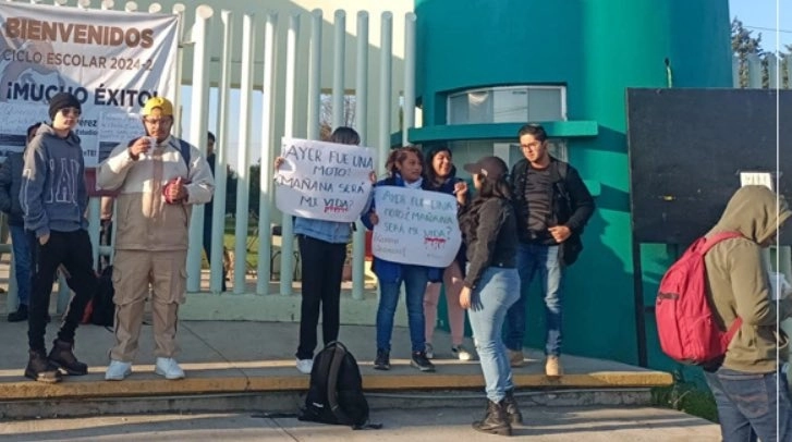 Los inconformes, narraron que los atracos son constantes fuera y dentro del plantel. Foto Redes Sociales