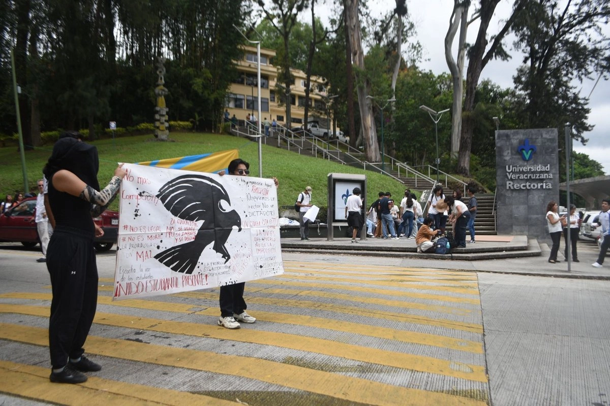 Con pancartas y gritos de protesta los estudiantes impidieron el acceso en las facultades de Matemáticas, Pedagogía y FCAS en Xalapa; Enfermería en Orizaba; y Veterinaria y Artes en el puerto de Veracruz.