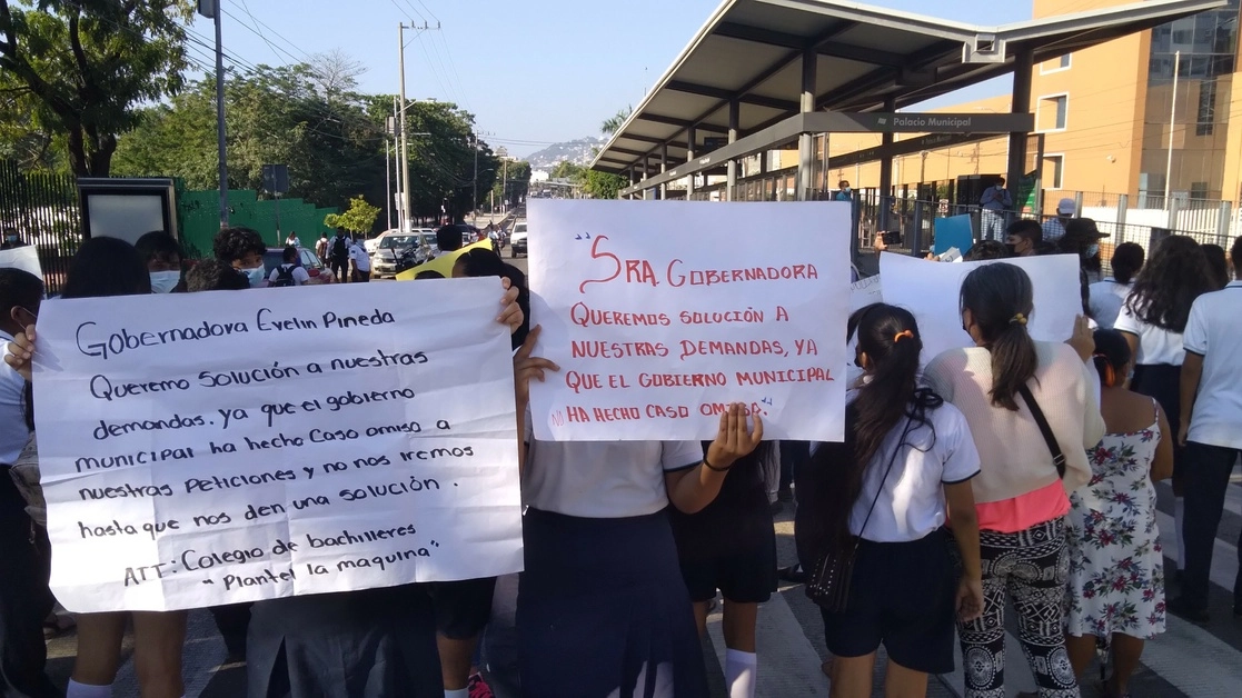Alumnos, padres de familia y profesores del Colegio de Bachilleres, en colonia La Máquina, bloquearon la avenida Cuauhtémoc, frente al palacio municipal, durante una hora para exigir la construcción de una escuela digna, el 14 de diciembre de 2021. Foto Héctor Briseño
